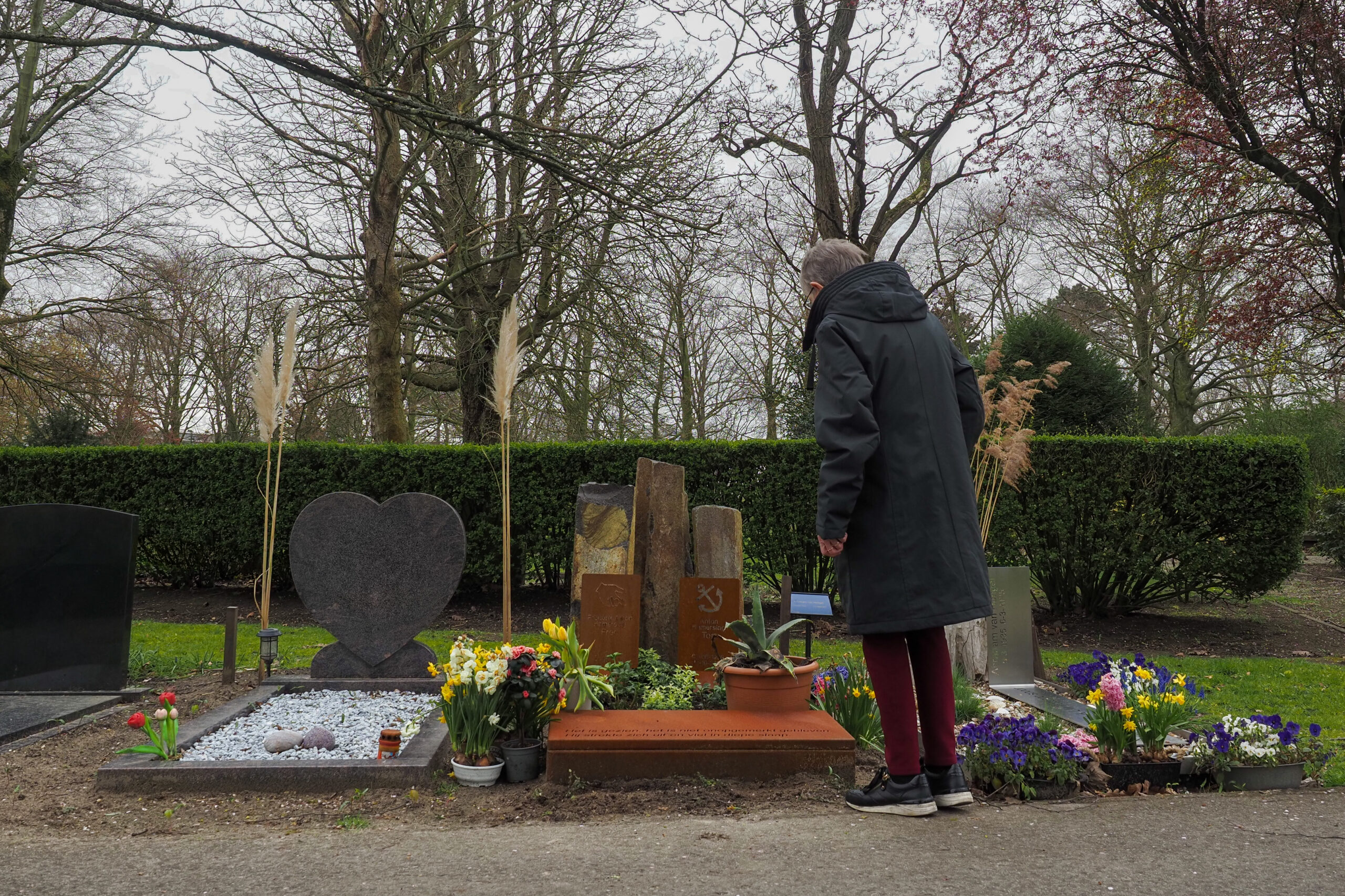 bij het graf van zoon en man